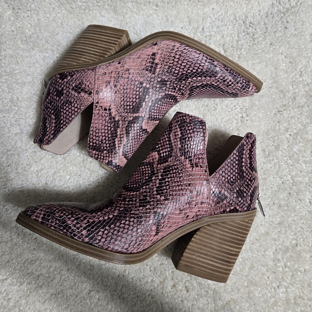 Vince Camuto Pointy Toe Boots size 7.5
